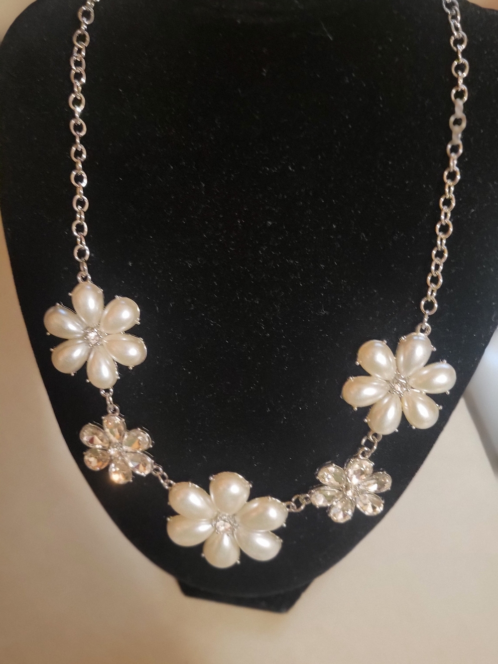 paparazzi Pearl Floral Necklace - White December 2021 LOP NL